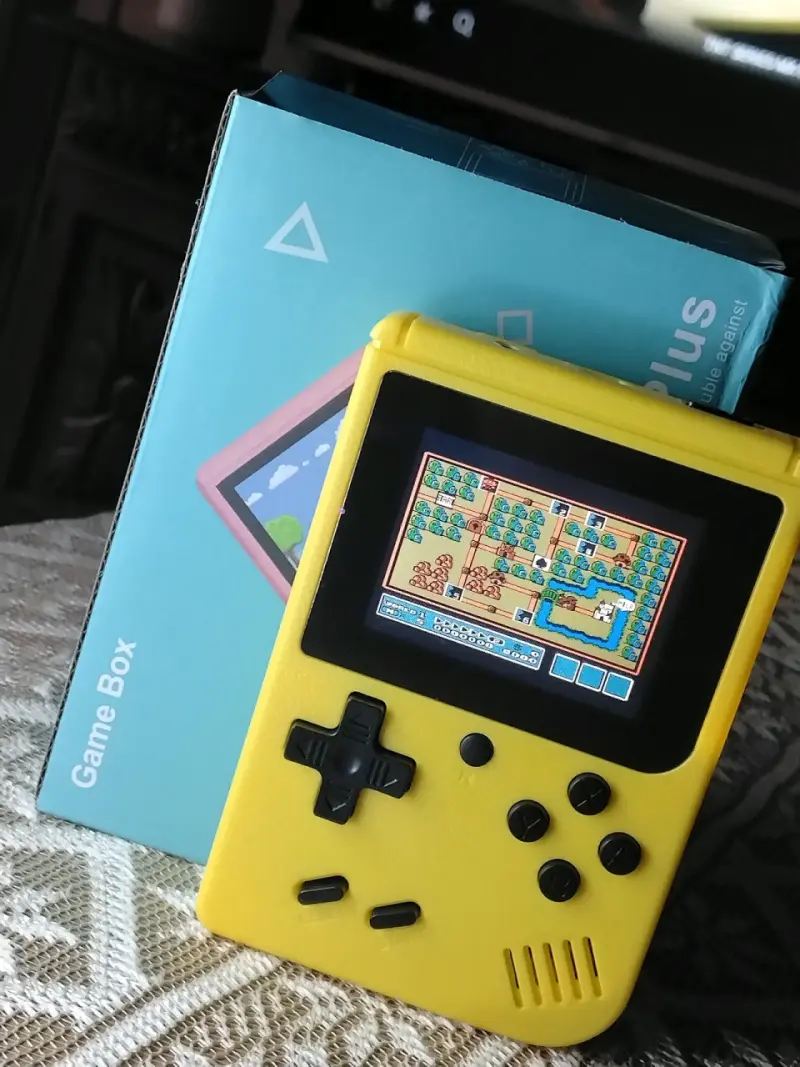 Consola retro portátil amarilla 8 bits retro - 2
