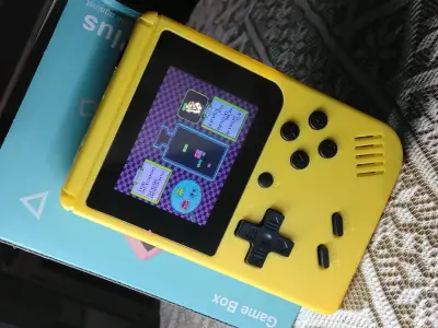 Consola retro portátil amarilla 8 bits retro - miniatura 4