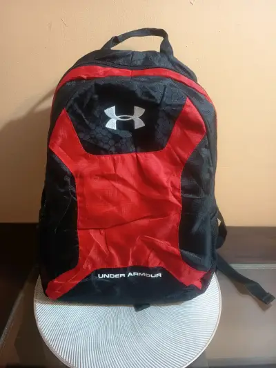 Mochila Under Armour negra y roja - miniatura 1