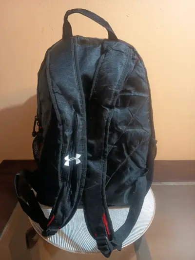 Mochila Under Armour negra y roja - miniatura 2