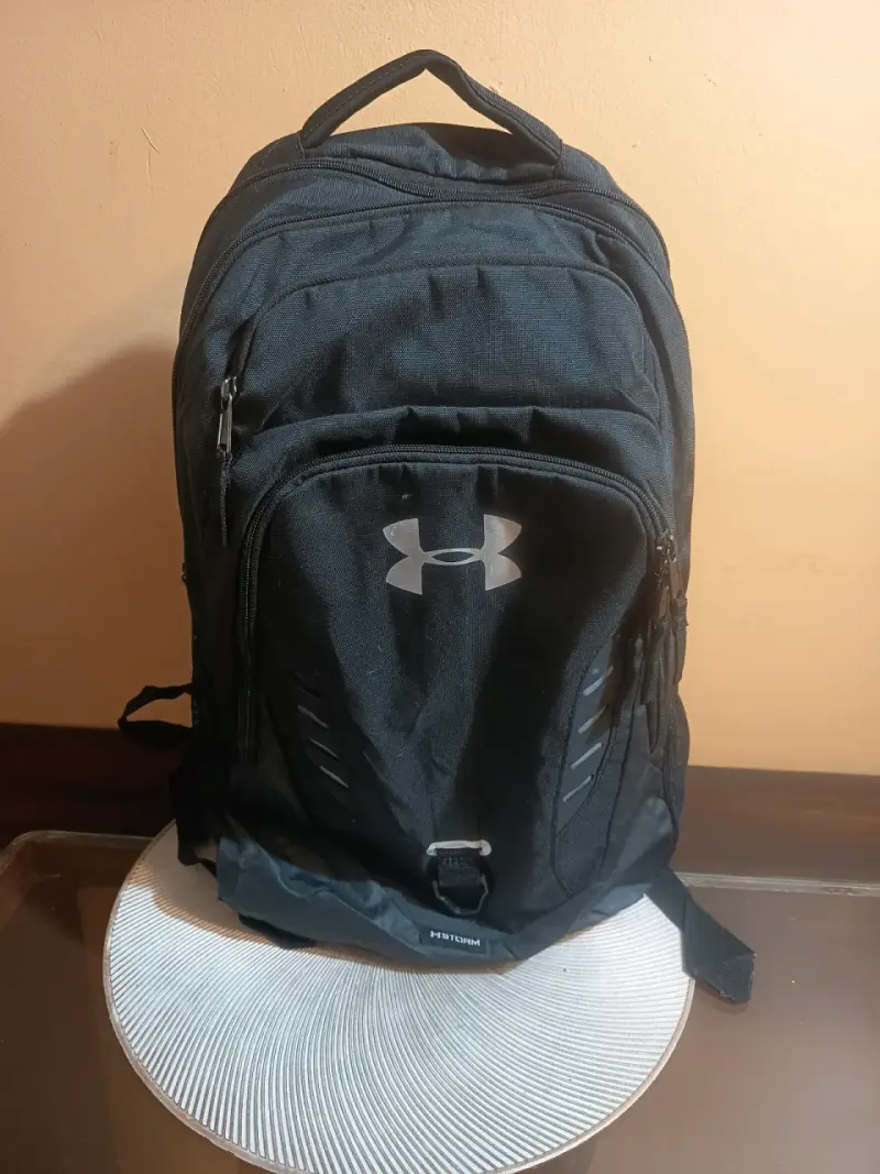Mochila Under Armour negra deportiva - 1