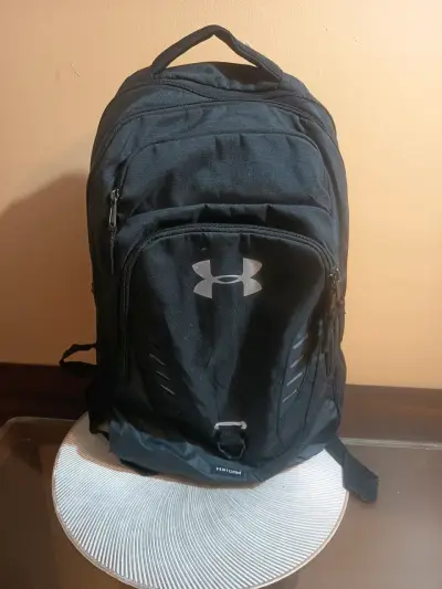 Mochila Under Armour negra deportiva - miniatura 1