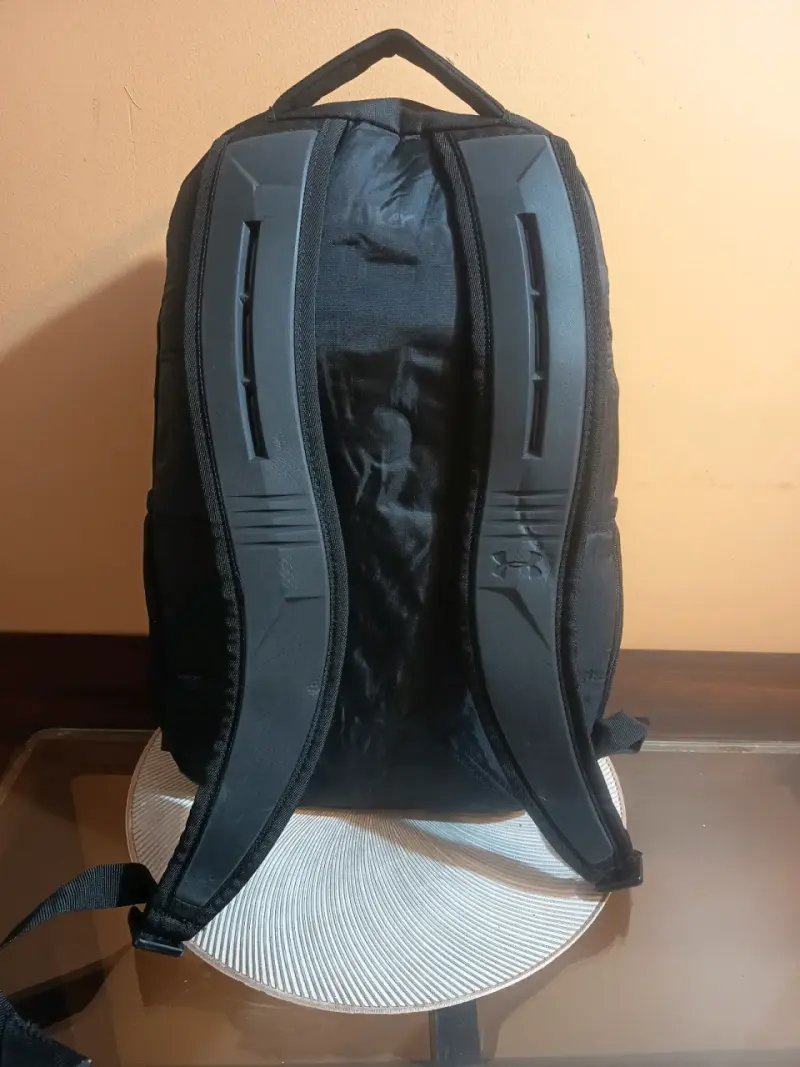 Mochila Under Armour negra deportiva - 2