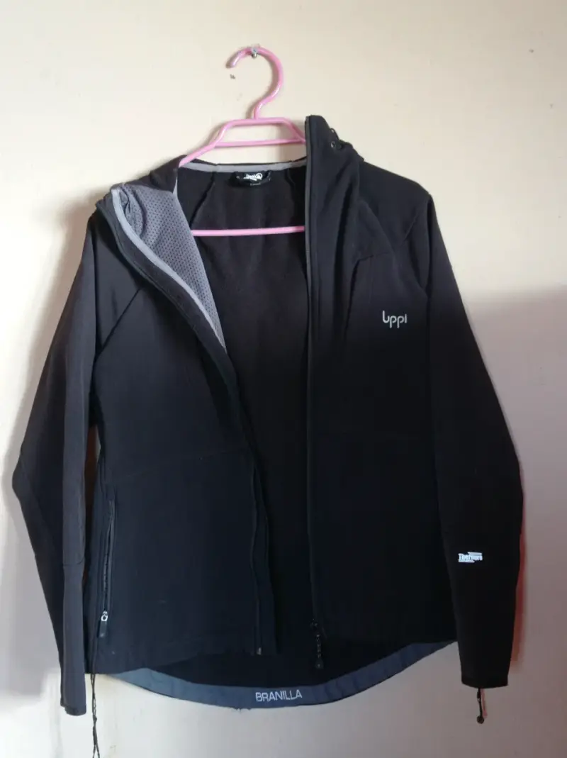 Chaqueta negra con capucha Lippi - 1