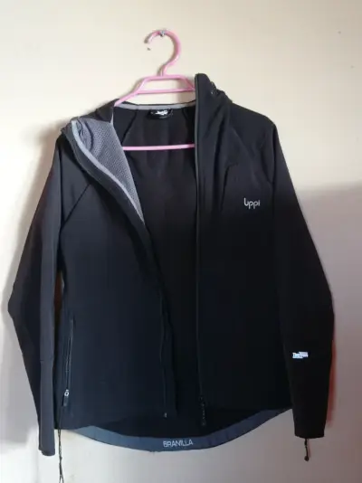 Chaqueta negra con capucha Lippi - miniatura 1