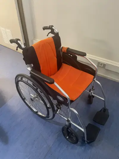 Silla de ruedas plegable liviana - miniatura 1