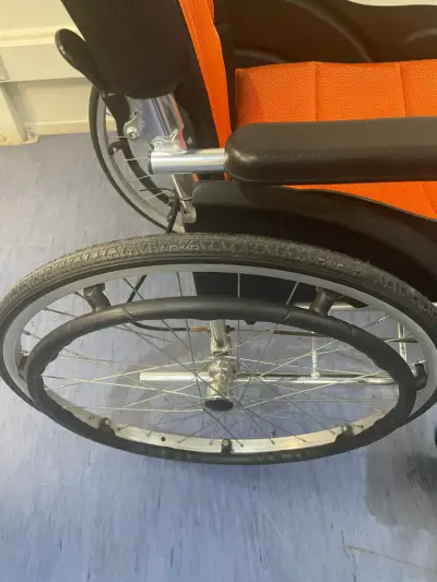 Silla de ruedas plegable liviana - miniatura 3