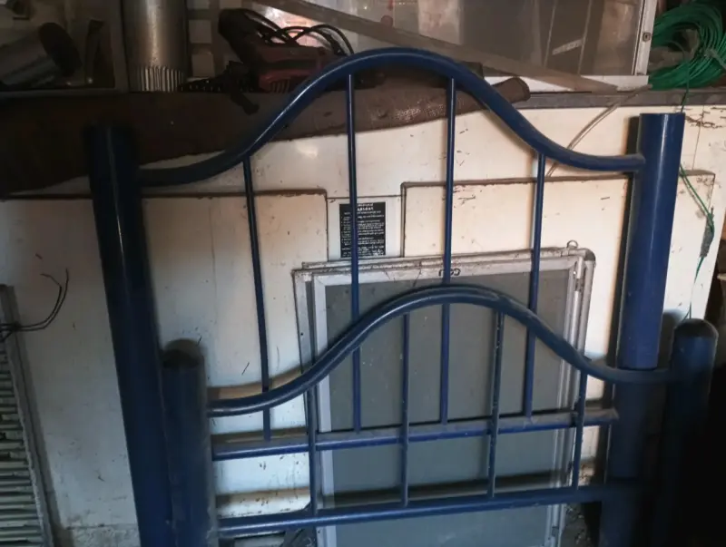 Cabecera de cama azul metálica
