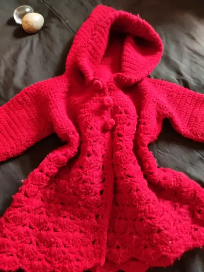 Abrigo tejido rojo con capucha - miniatura 1