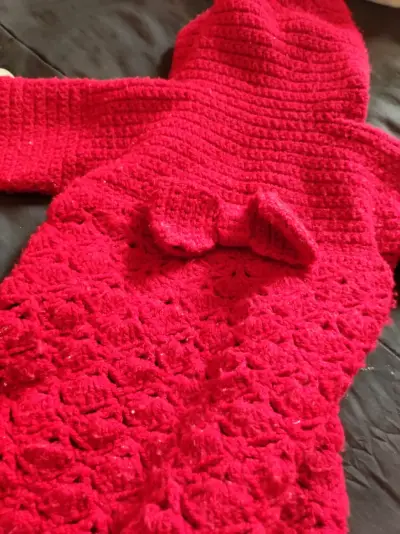 Abrigo tejido rojo con capucha - miniatura 3