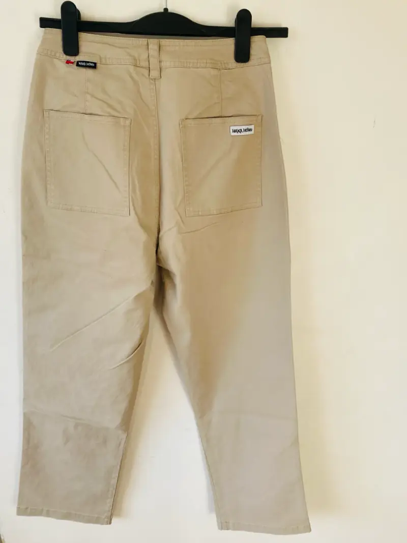 Pantalón beige casual marca HAKA HONU - 2