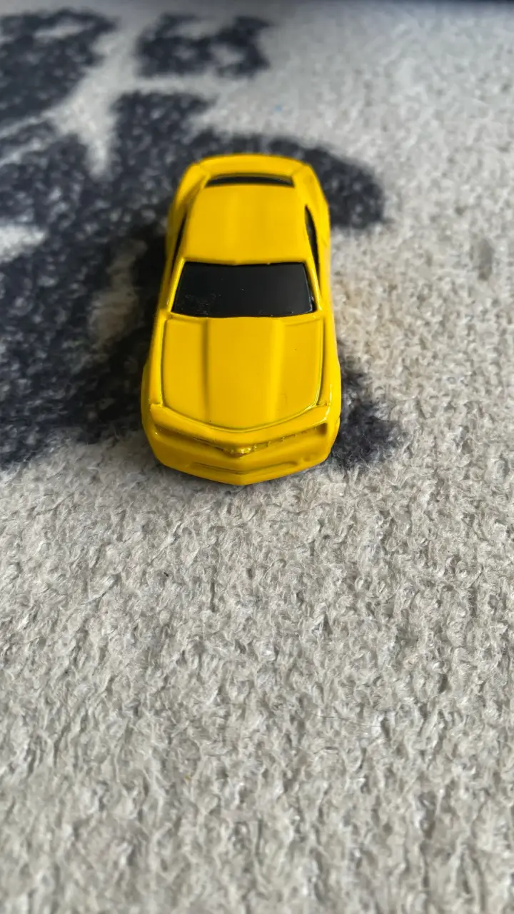 Auto de juguete amarillo - 1