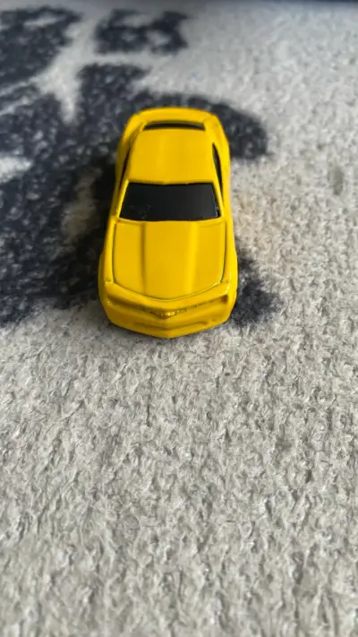 Auto de juguete amarillo - miniatura 1
