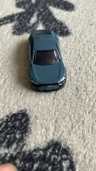 Auto de juguete amarillo - miniatura 5