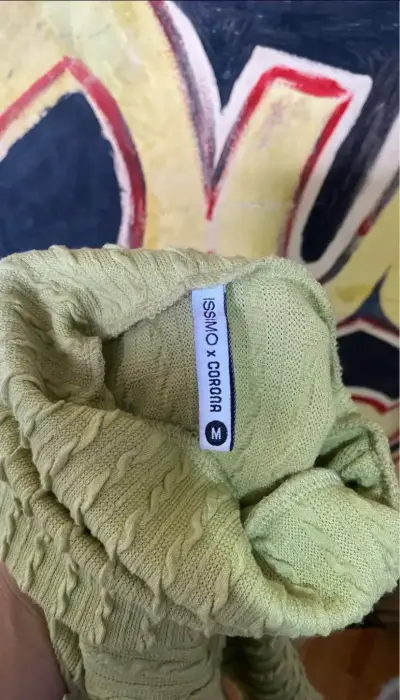 Suéter verde con cuello alto - miniatura 2