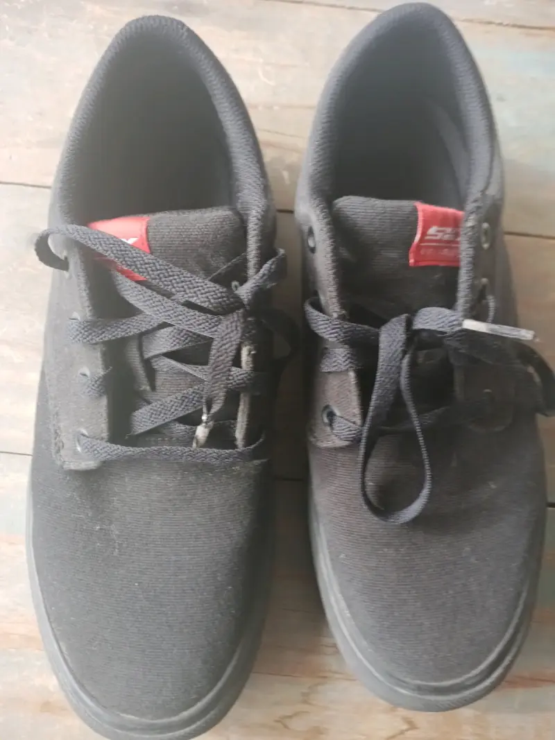 Zapatillas negras casuales - 1