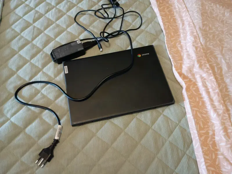 Laptop Lenovo Chromebook negra - 1