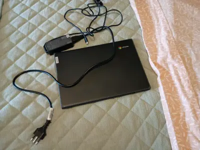 Laptop Lenovo Chromebook negra - miniatura 1