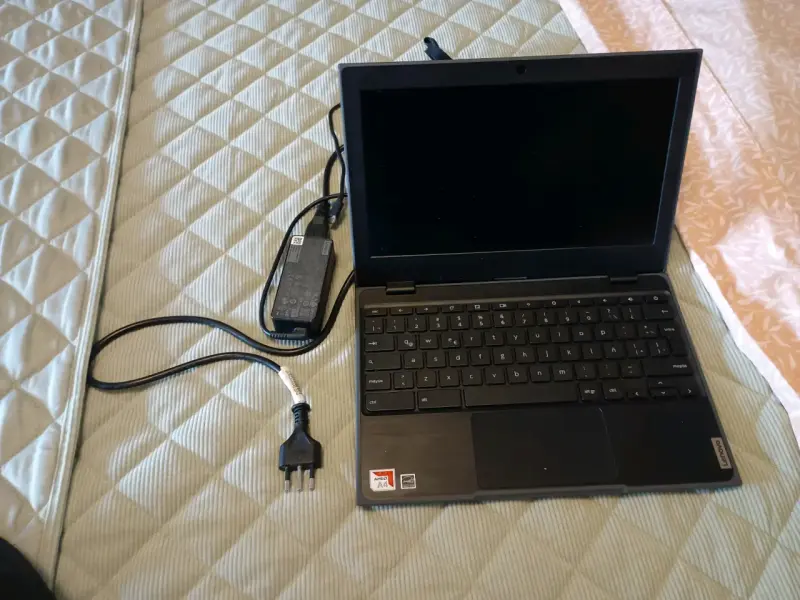 Laptop Lenovo Chromebook negra - 2