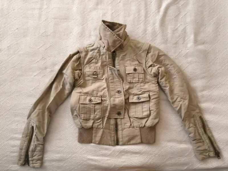 Chaqueta beige con bolsillos - 1