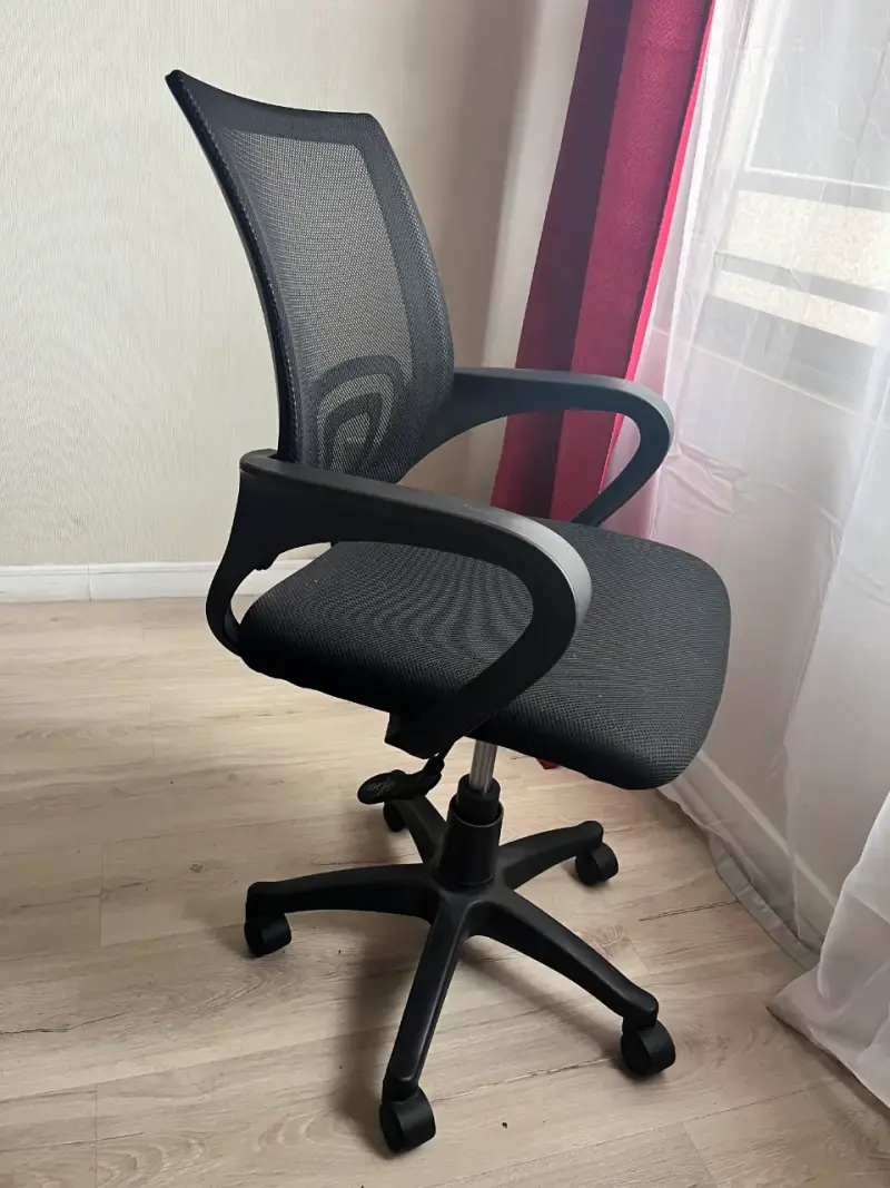 Silla de oficina ergonómica negra