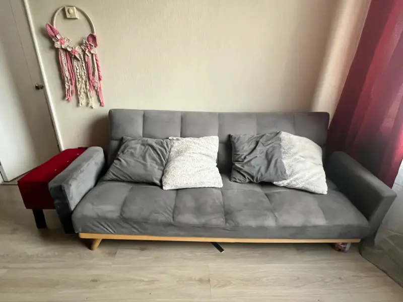 Sofá cama gris en buen estado