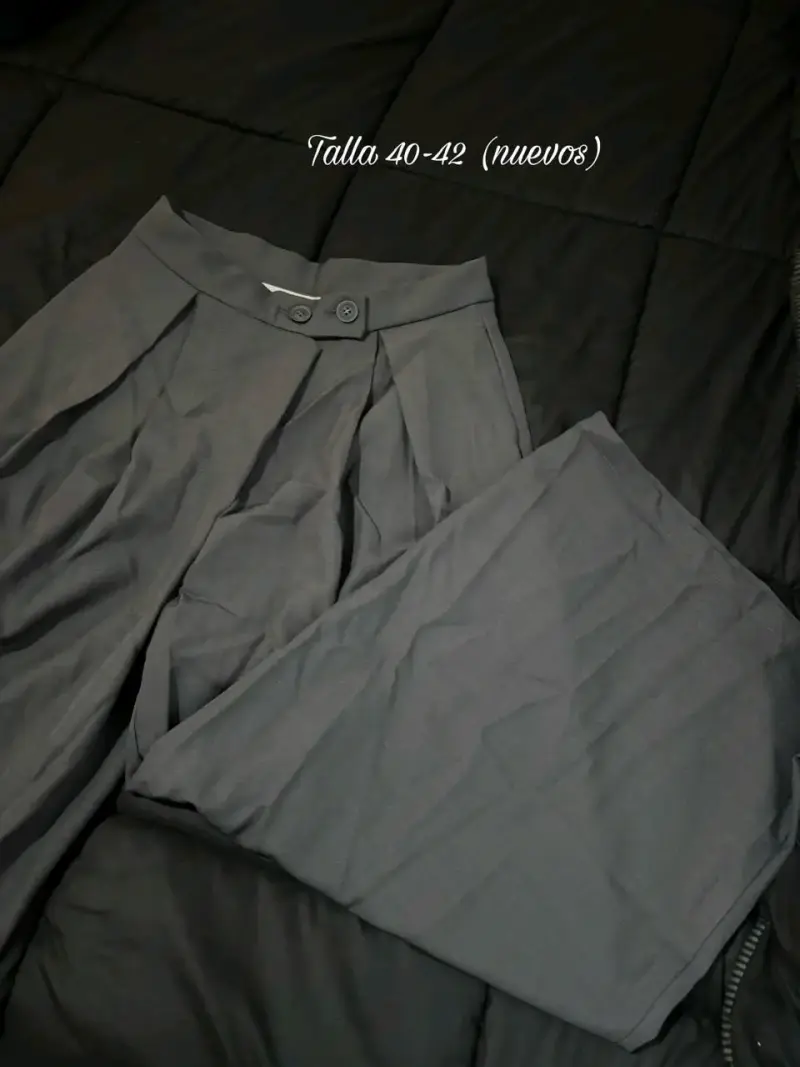 Pantalón gris con pliegues