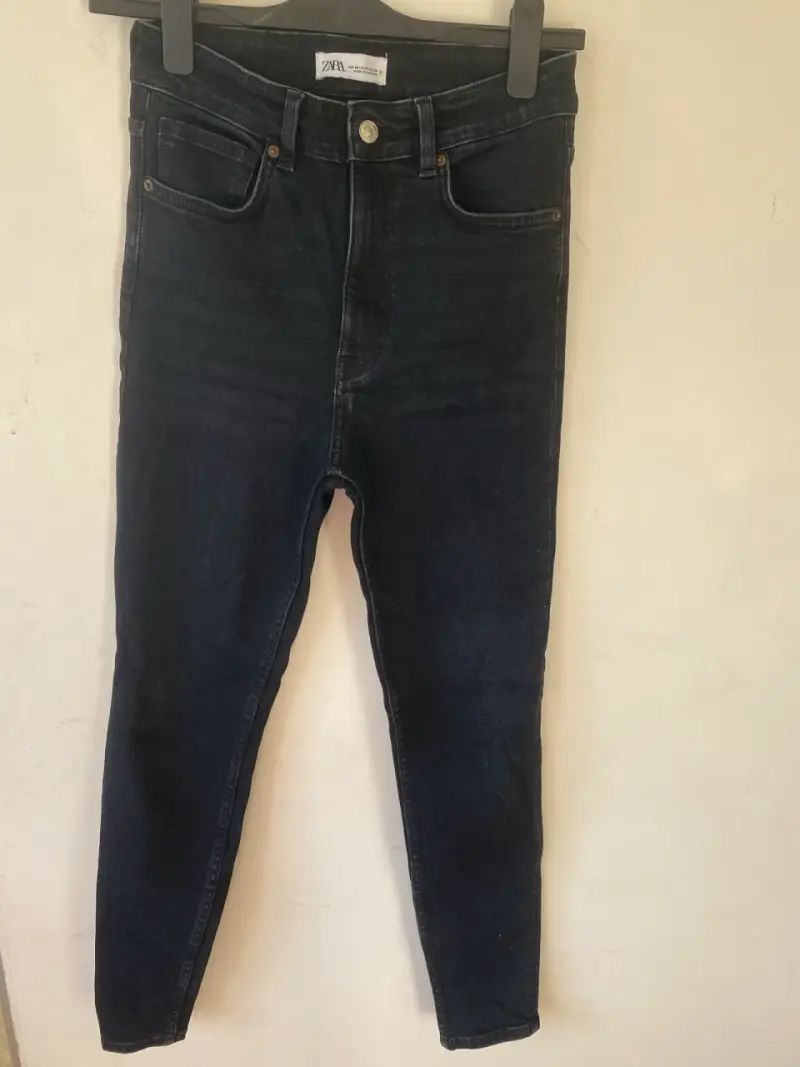 Jeans oscuros de tiro alto - 1