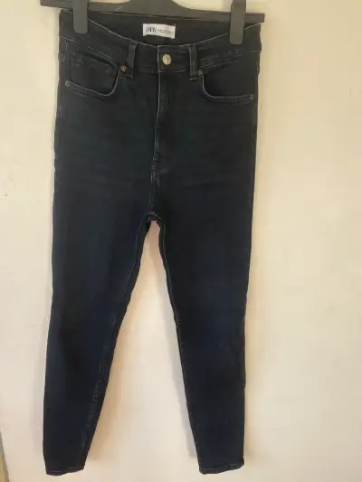 Jeans oscuros de tiro alto - miniatura 1