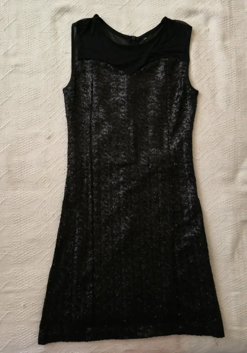 Vestido negro de lentejuelas - 1