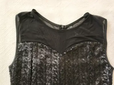 Vestido negro de lentejuelas - miniatura 2