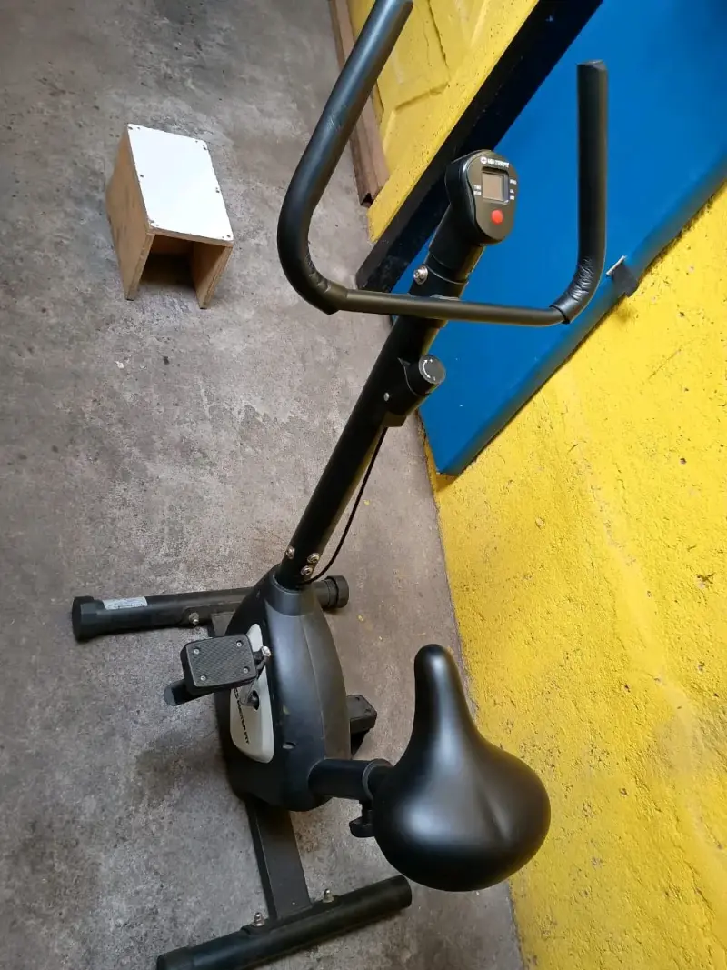 Bicicleta estática negra - 1