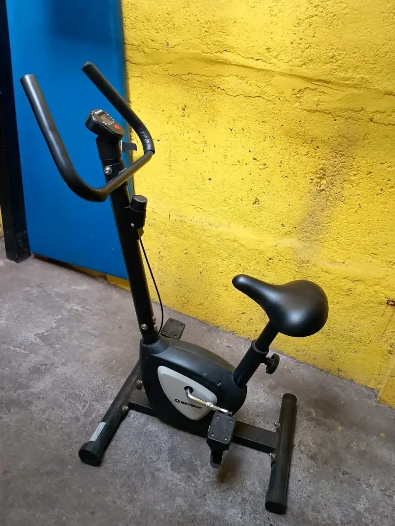 Bicicleta estática negra - 2
