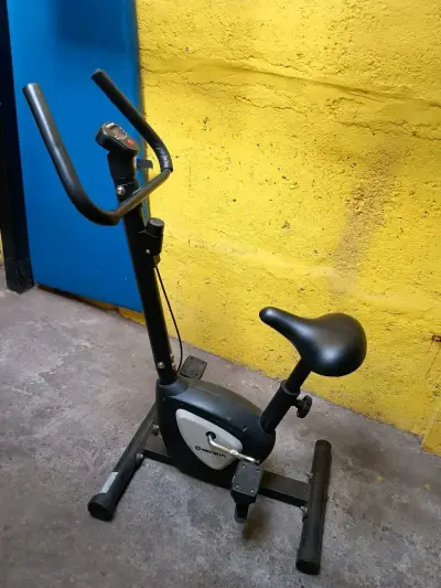 Bicicleta estática negra - miniatura 2