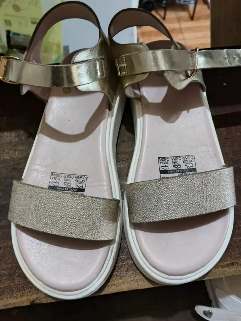 Sandalias doradas metalizadas bubble gummer