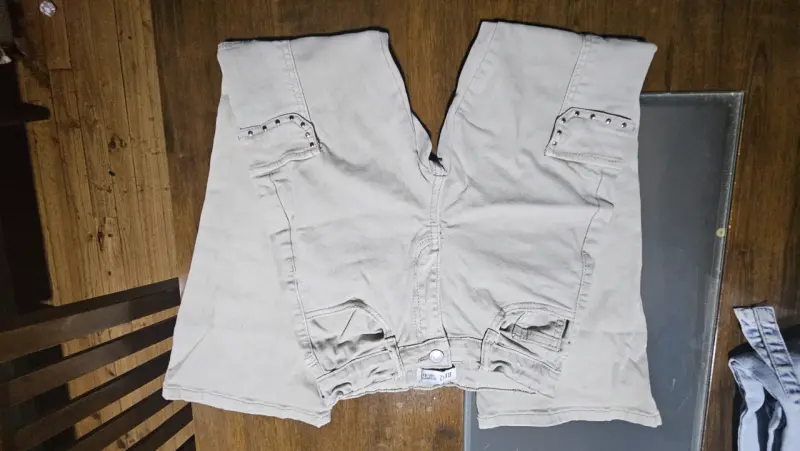 Pantalon beige con tachas talla 12 - 1