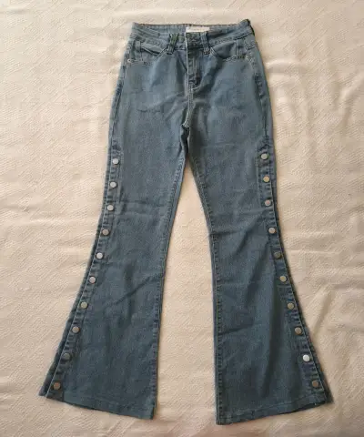Jeans acampanados con botones - miniatura 1