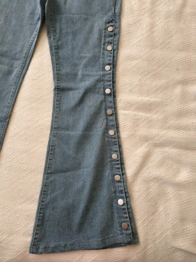 Jeans acampanados con botones - 2
