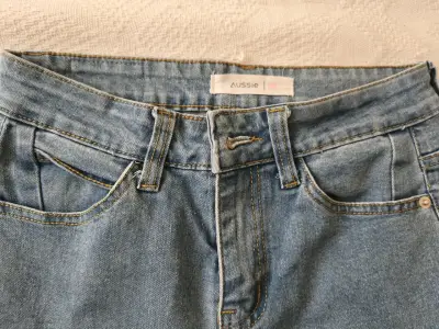 Jeans acampanados con botones - miniatura 3