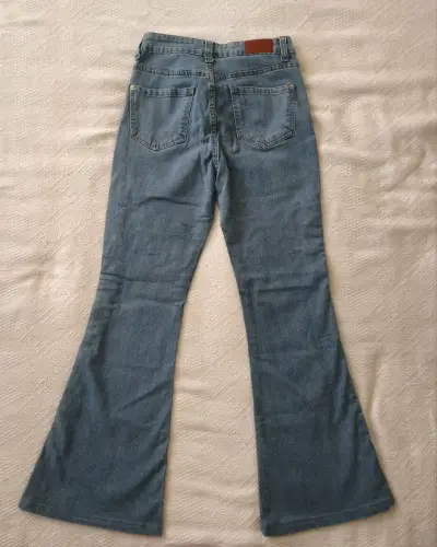 Jeans acampanados con botones - miniatura 4