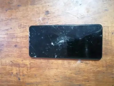 Teléfono móvil con pantalla rota - miniatura 1