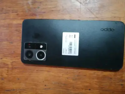 Teléfono móvil con pantalla rota - miniatura 2