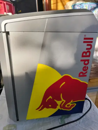 Refrigerador Red Bull pequeño - miniatura 2