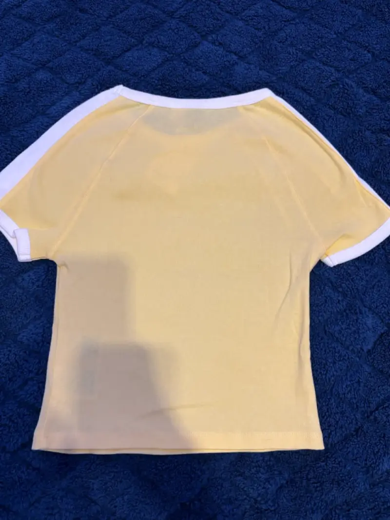 Polera HyM amarilla con mangas blancas - 1