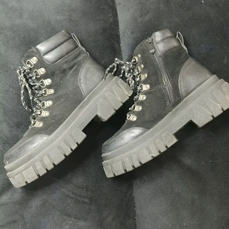 Botas negras con plataforma