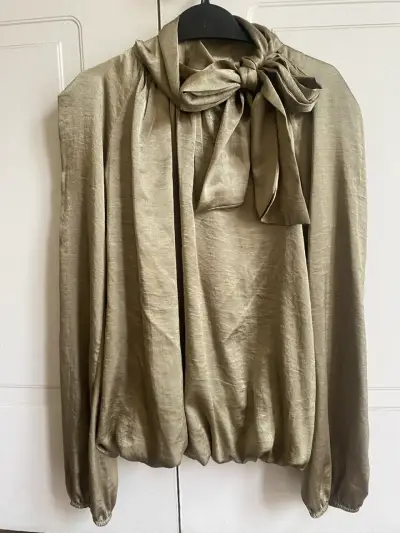 Blusa beige con lazo - miniatura 1