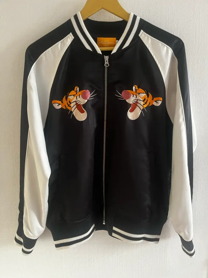 Chaqueta bomber negra con Tigger - 1