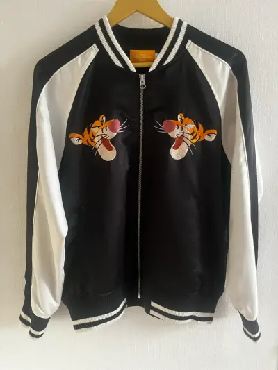 Chaqueta bomber negra con Tigger - miniatura 1
