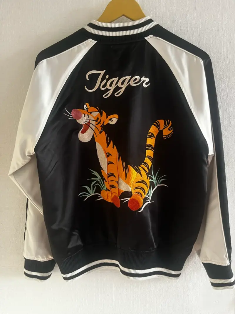 Chaqueta bomber negra con Tigger - 2
