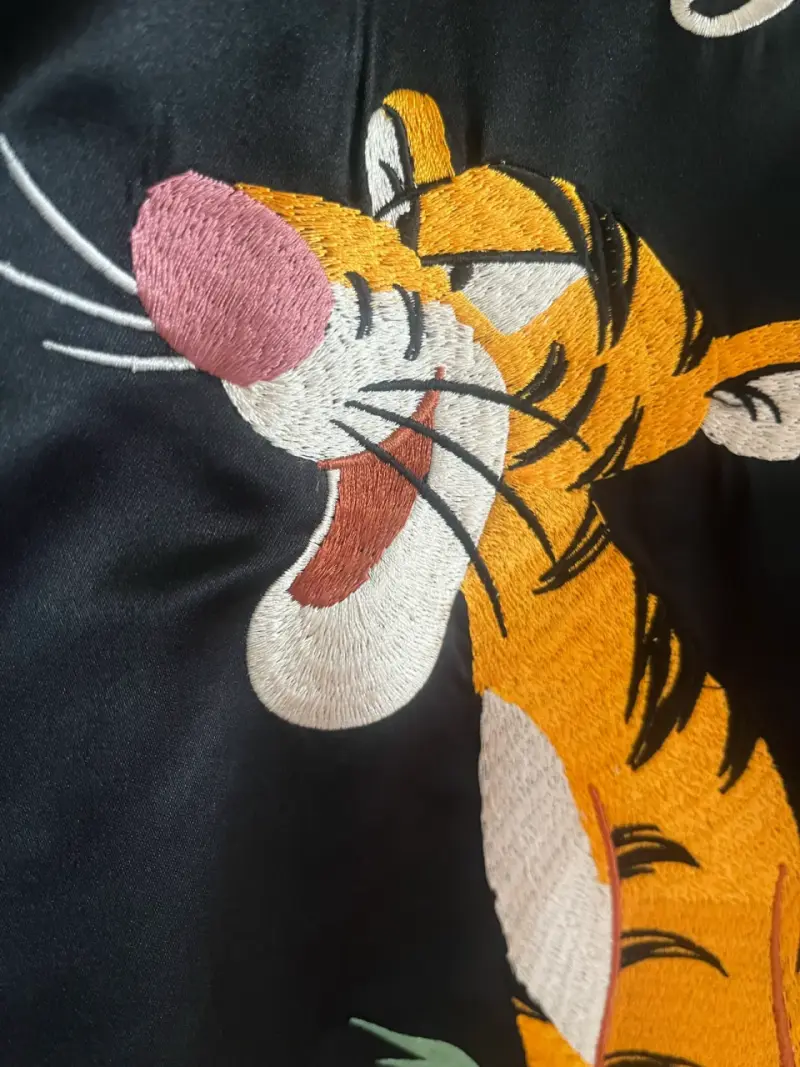 Chaqueta bomber negra con Tigger - 3